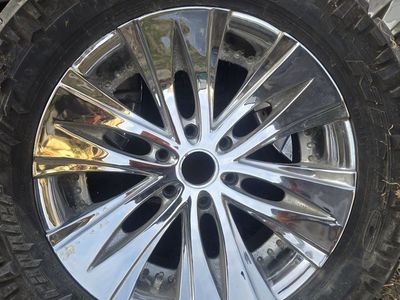 Set of 4 fancy chrome rims 20" and tires