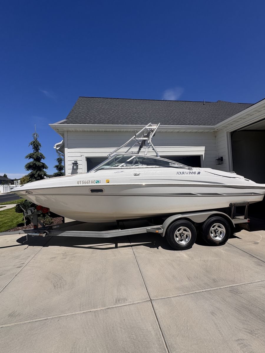 2004 Four Winns 230 Horizon - Single Owner, 5.7L V8 Duoprop