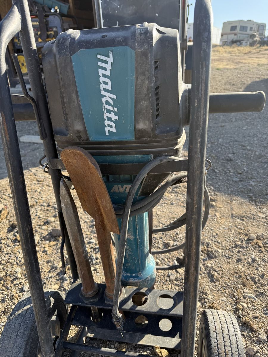 Makita 70 lb. AVT Demolition Hammer (Jackhammer) – Cart & 2 Chisels Included