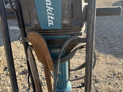 Makita 70 lb. AVT Demolition Hammer (Jackhammer) – Cart & 2 Chisels Included