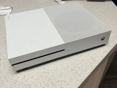 Xbox One S plus controller