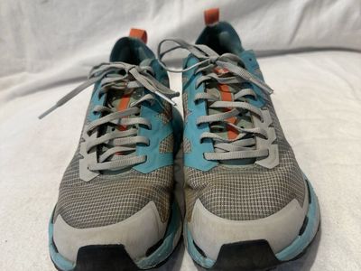The north face Vectiv women’s size 6.5 beige/blue trail shoes