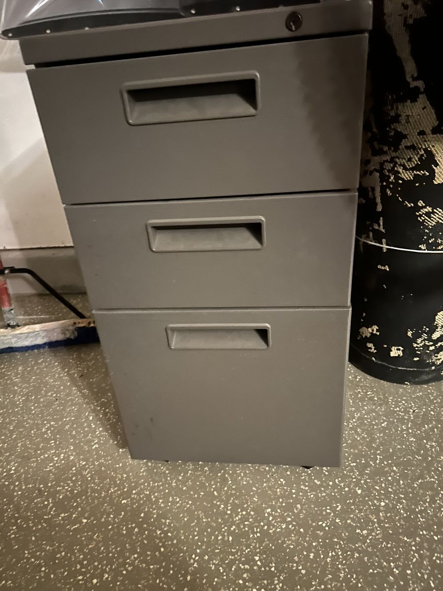 Filing cabinet like new locking metal