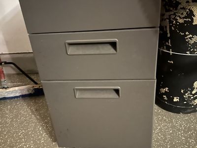 Filing cabinet like new locking metal