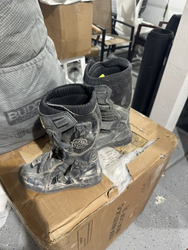 A.R.C. Youth Size 4 Boots