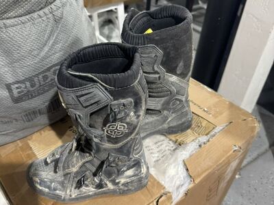 A.R.C. Youth Size 4 Boots