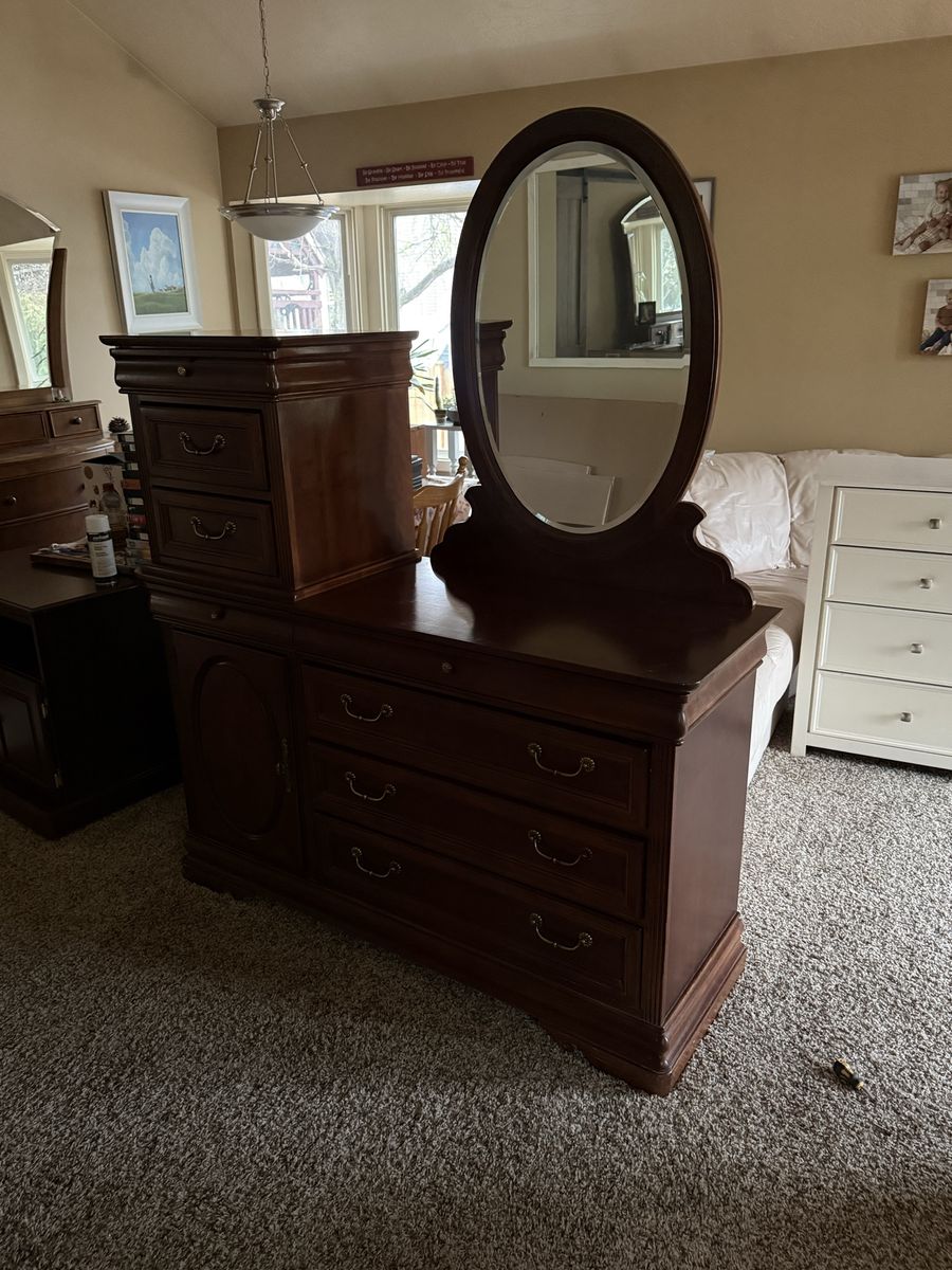 Very Nice Well Built Dresser, Great Condition