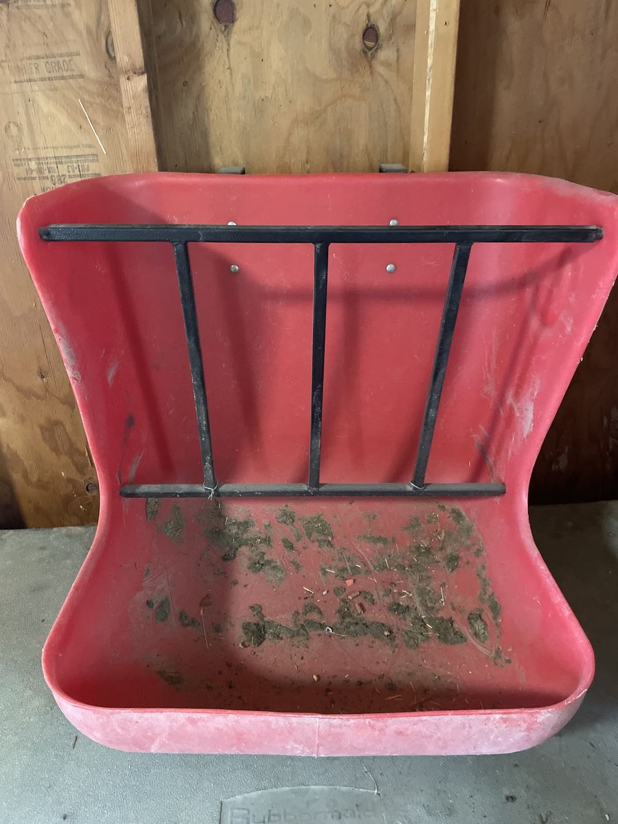 Livestock feed and hay holder