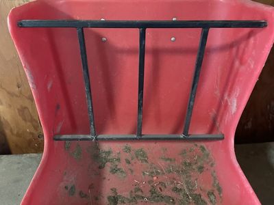 Livestock feed and hay holder