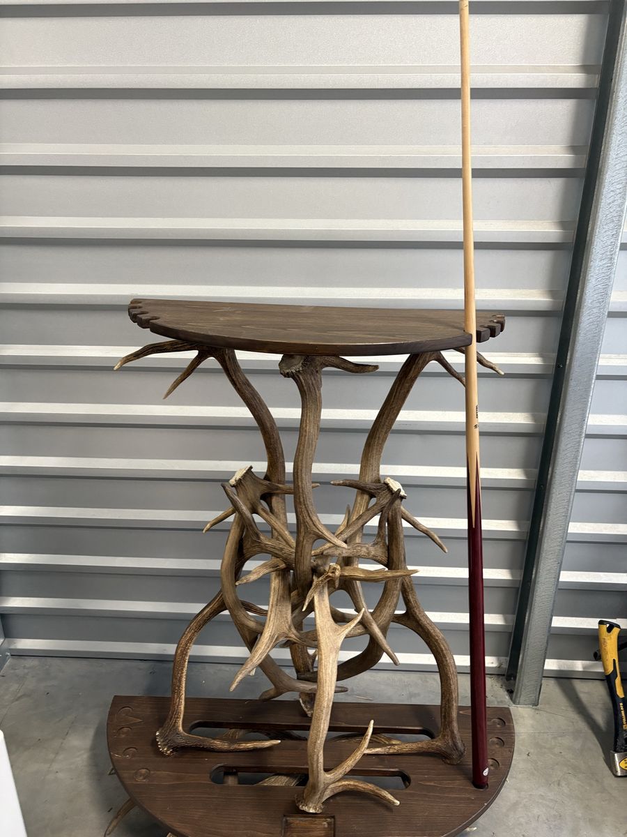 Antler pool cue stand