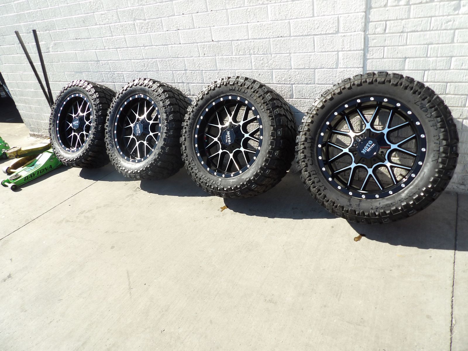 SET OF USED MOTO METAL WHEELS 20" INCH 6X135-6X4.5 AND TIRES 305/55R20 