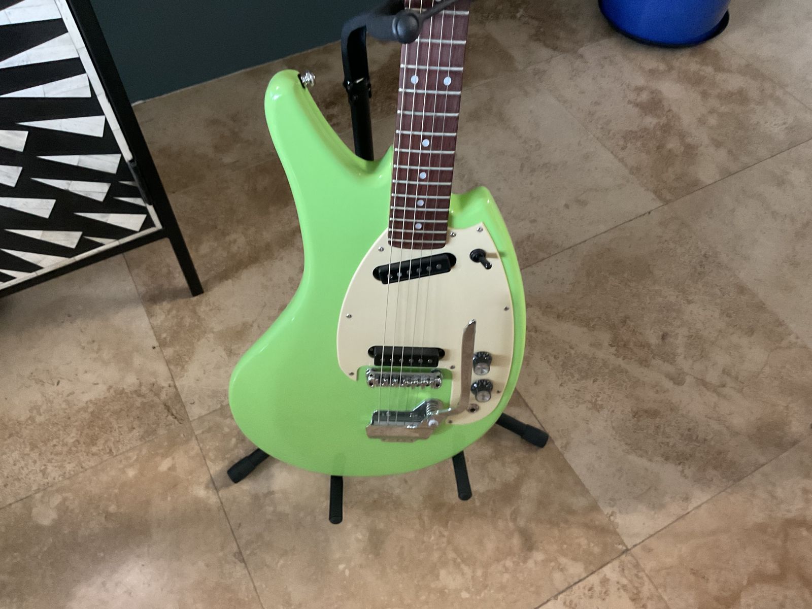 Electric guitar Eastwood with stand