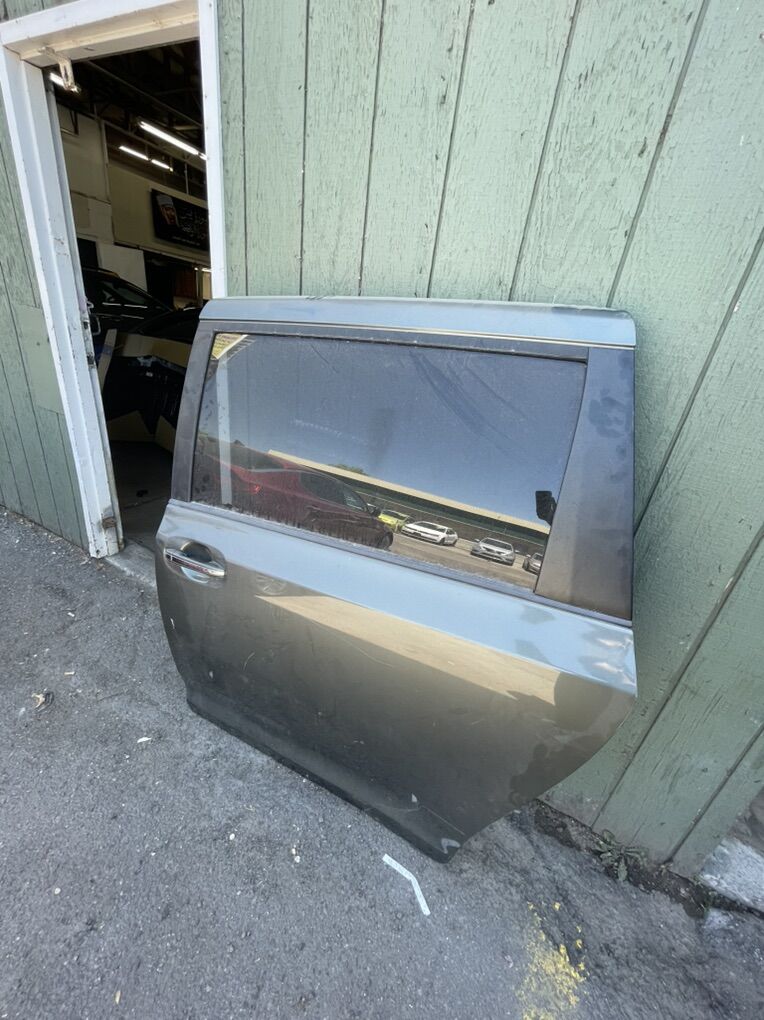 Toyota Sienna door