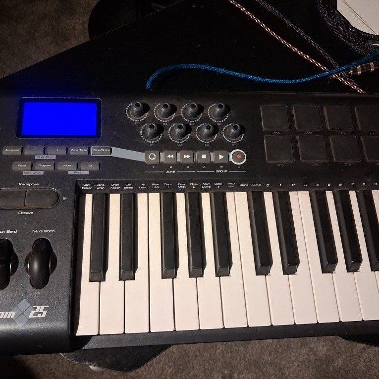 Axiom 25 Midi Controller