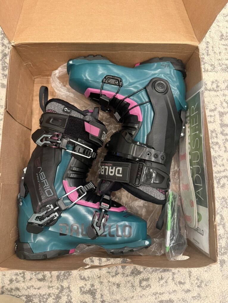 Womens Ski Boots Brand New Size 24/24.5