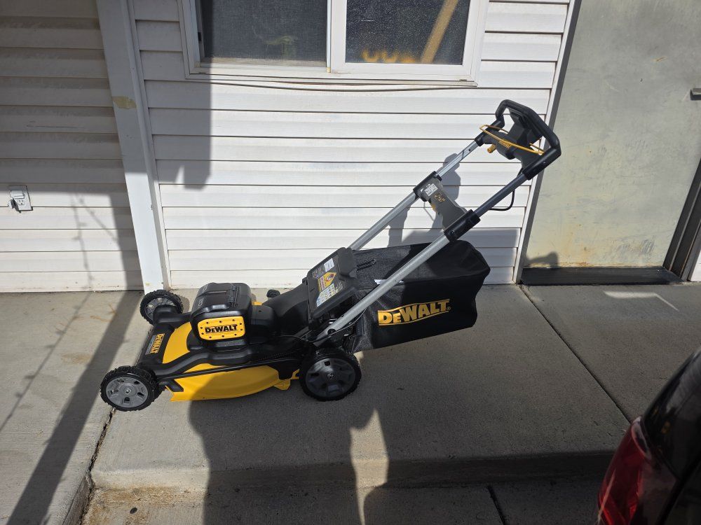 New DeWalt 2x20V MAX 21 in. Cordless Push Lawn Mower