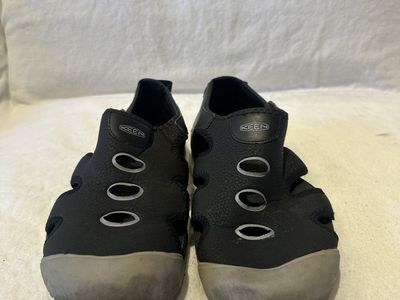 Keen Youth Size 5 Black Neoprene Sandals