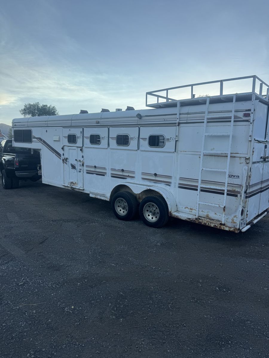1989 Zephyr Gooseneck 4 Horse Trailer with Living Quarters