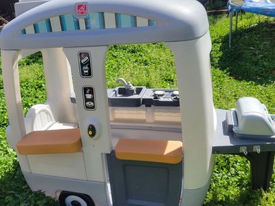 Kids play food truck