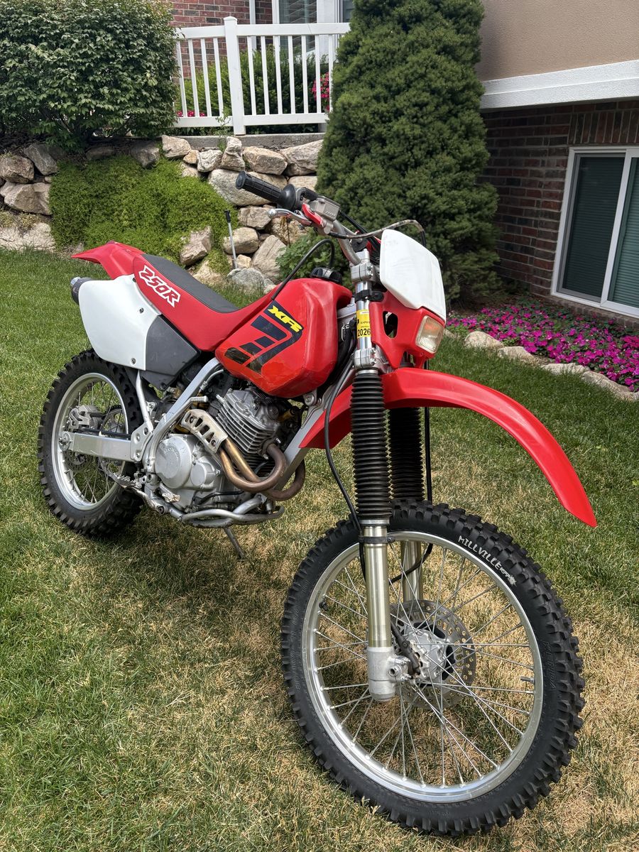 2004 Honda XR250R Dirt Bike
