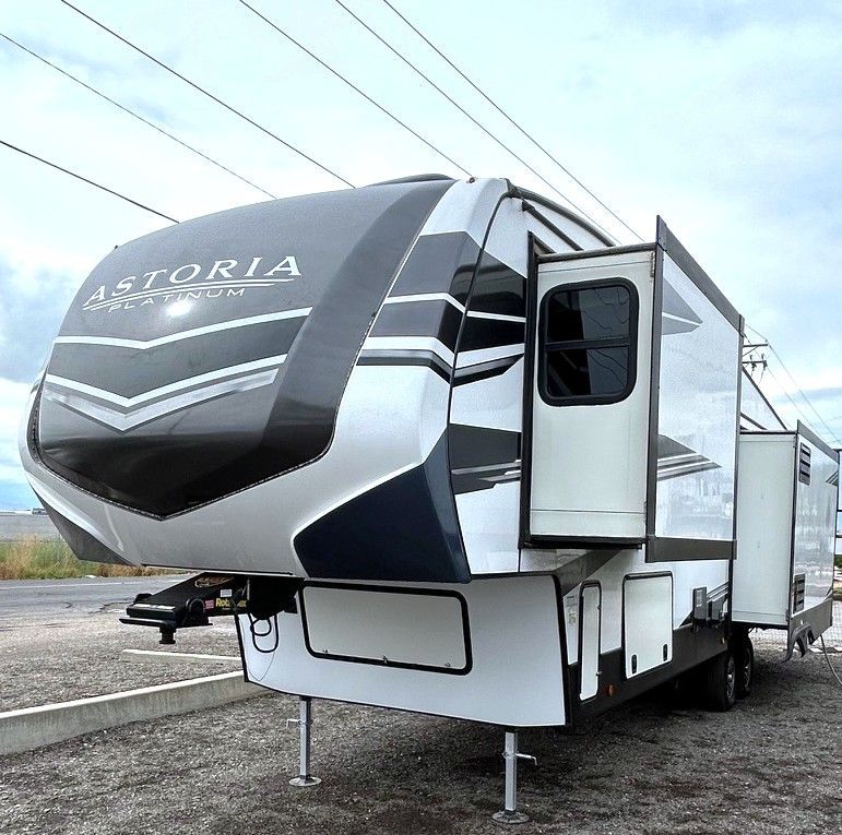 2021 Dutchmen 5th Wheel, 35 ft, 3 Slides, Sleeps 4, 4 Seasons, KING bed, W/D, Clean Title, Everything Works Properly! 