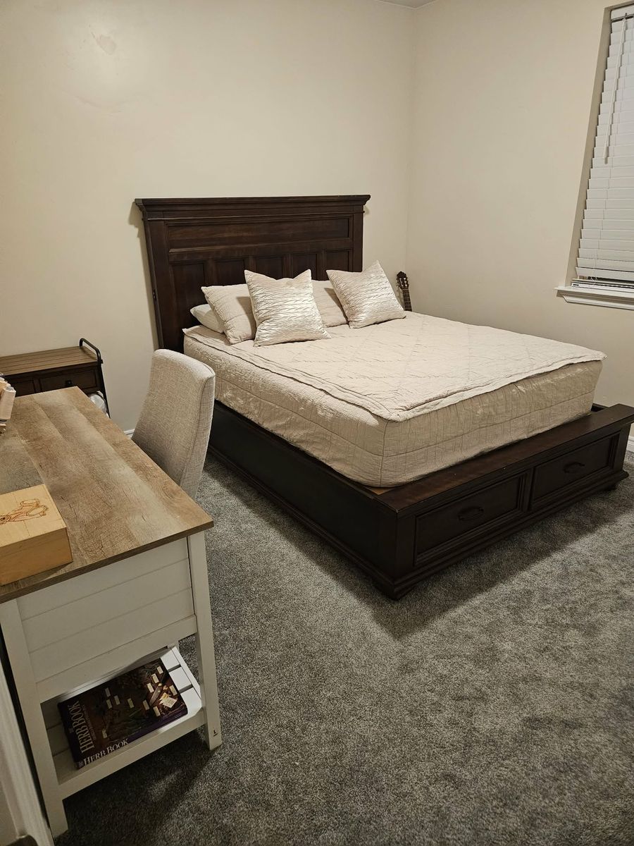 Queen Stoage Bedframe
