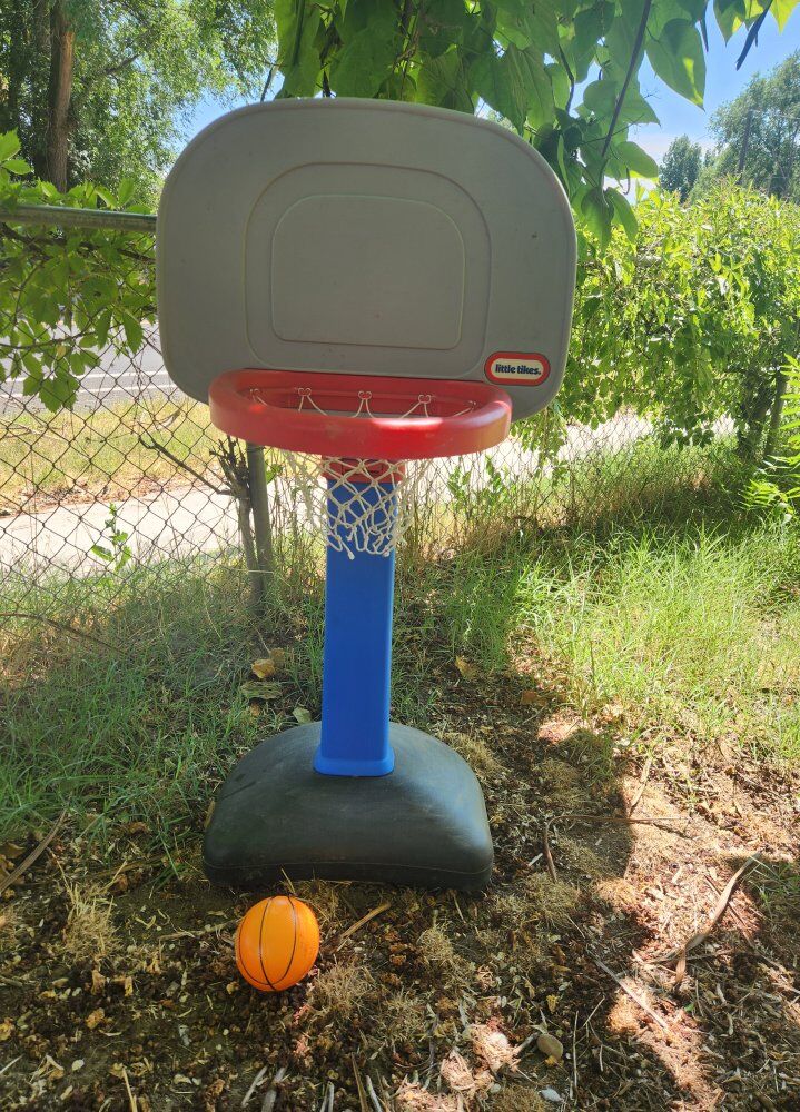 little tike,basketball Hoop, w/ball, adjustable