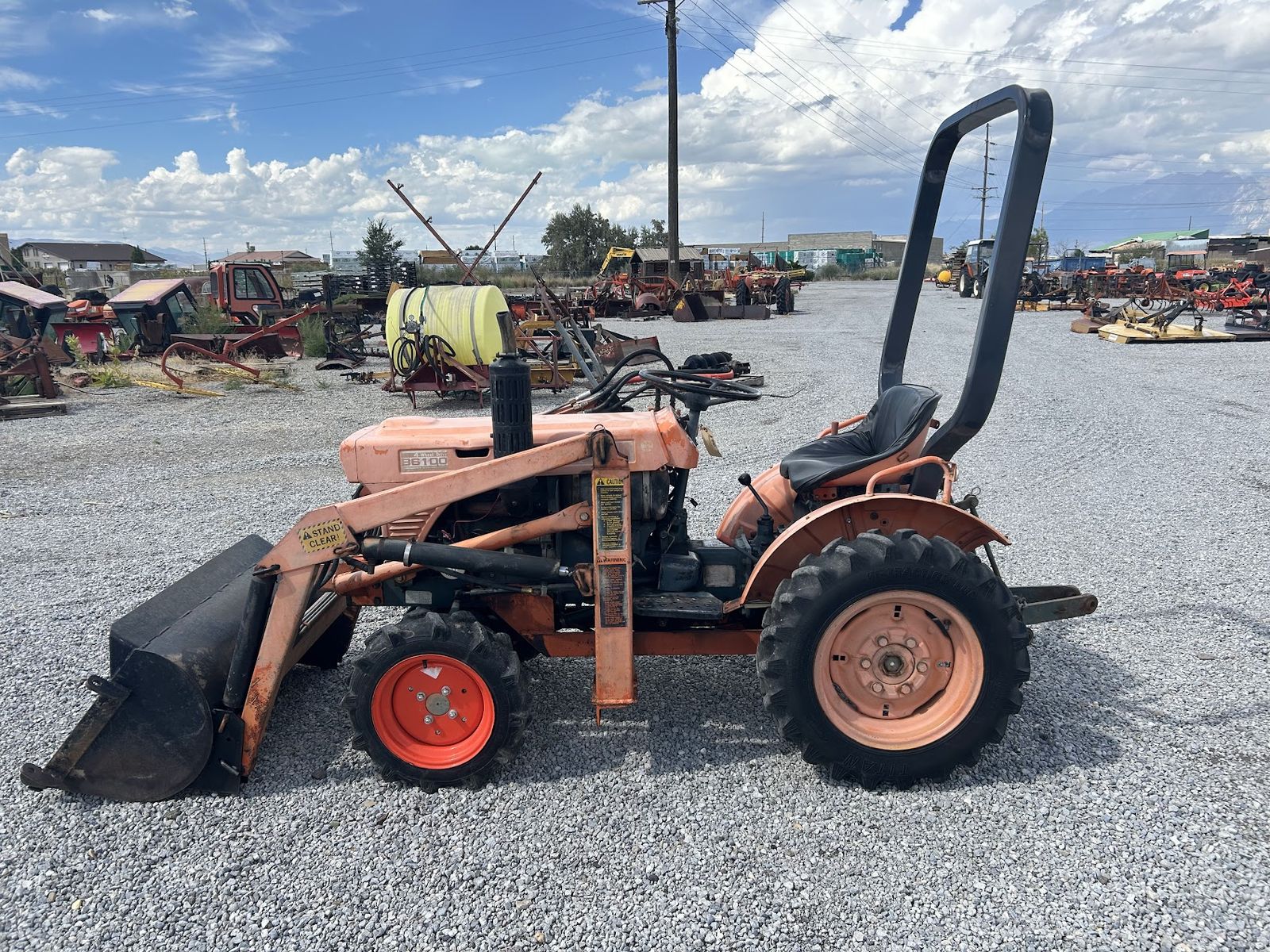 Kubota B6100 Tractor with Loader