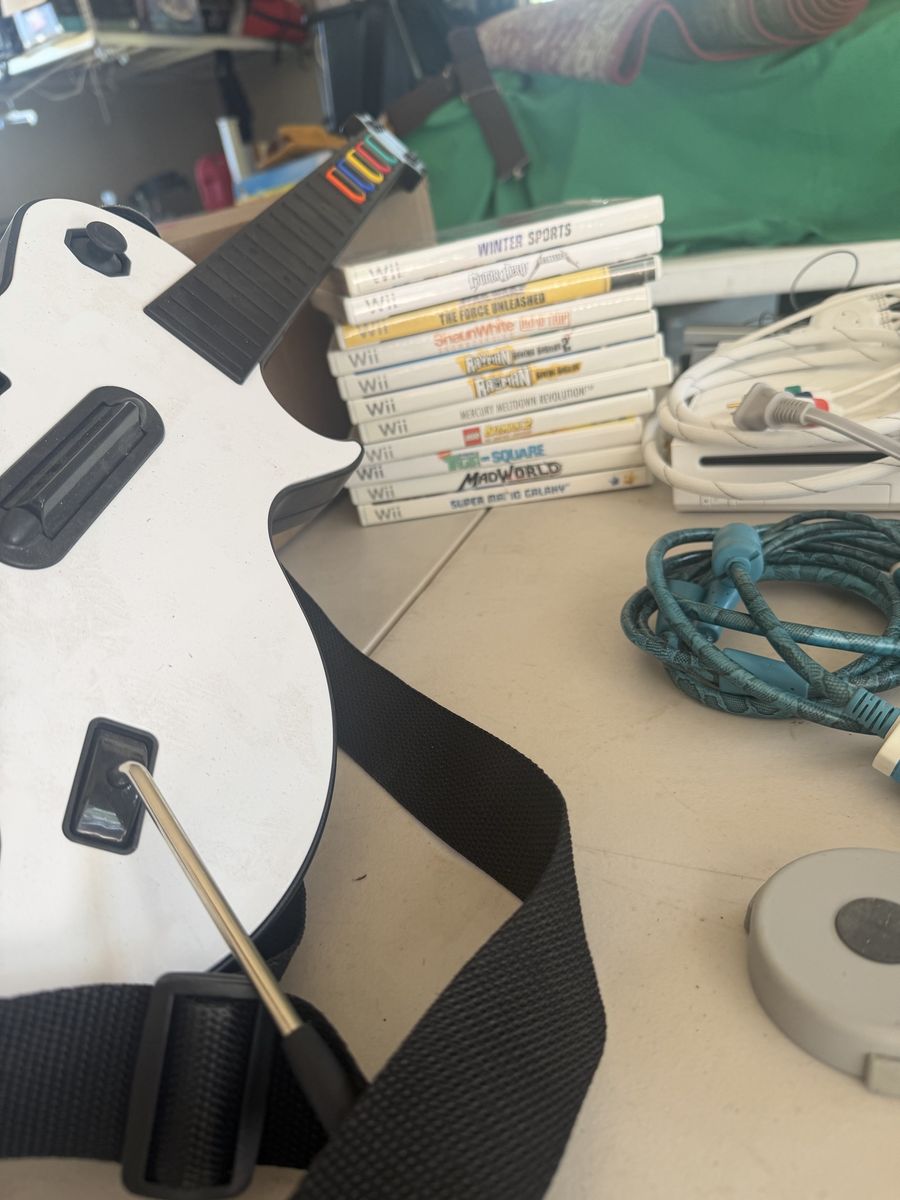 Nintendo Wii HUGE Bundle + Guitar Hero Guitar, 7 Remotes, Games & Accessories