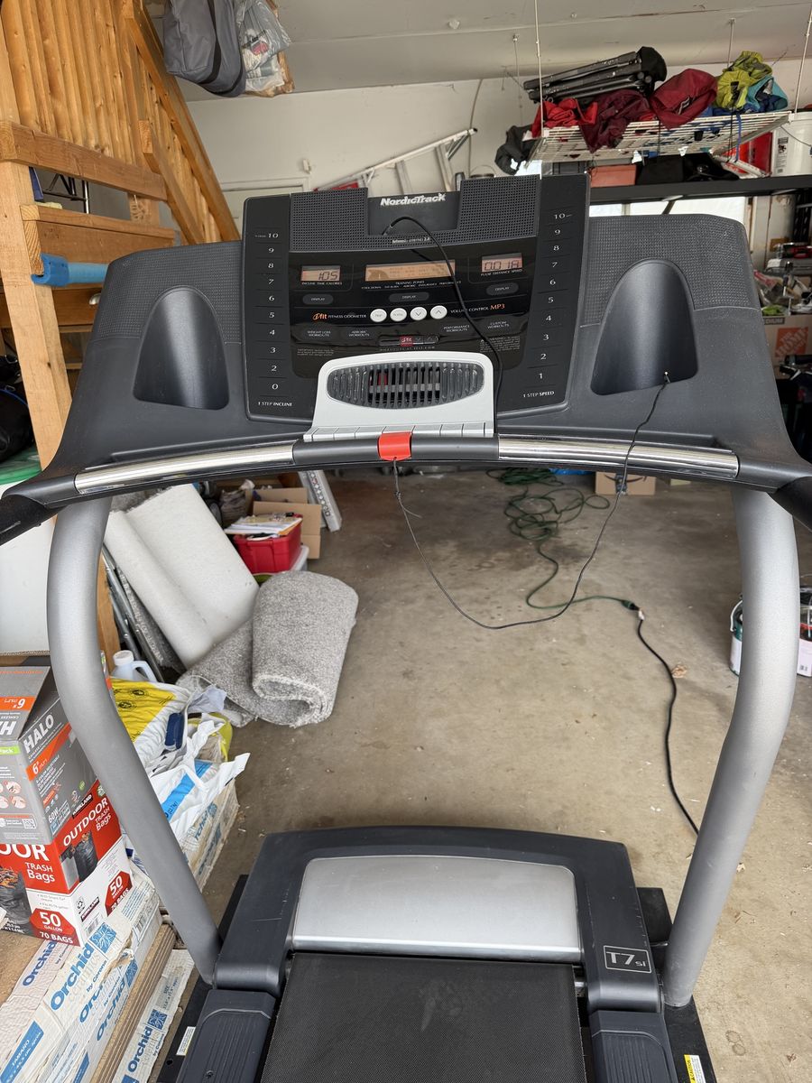 NordicTrack T7.2 Treadmill - Excellent Condition, Foldable for Easy Storage