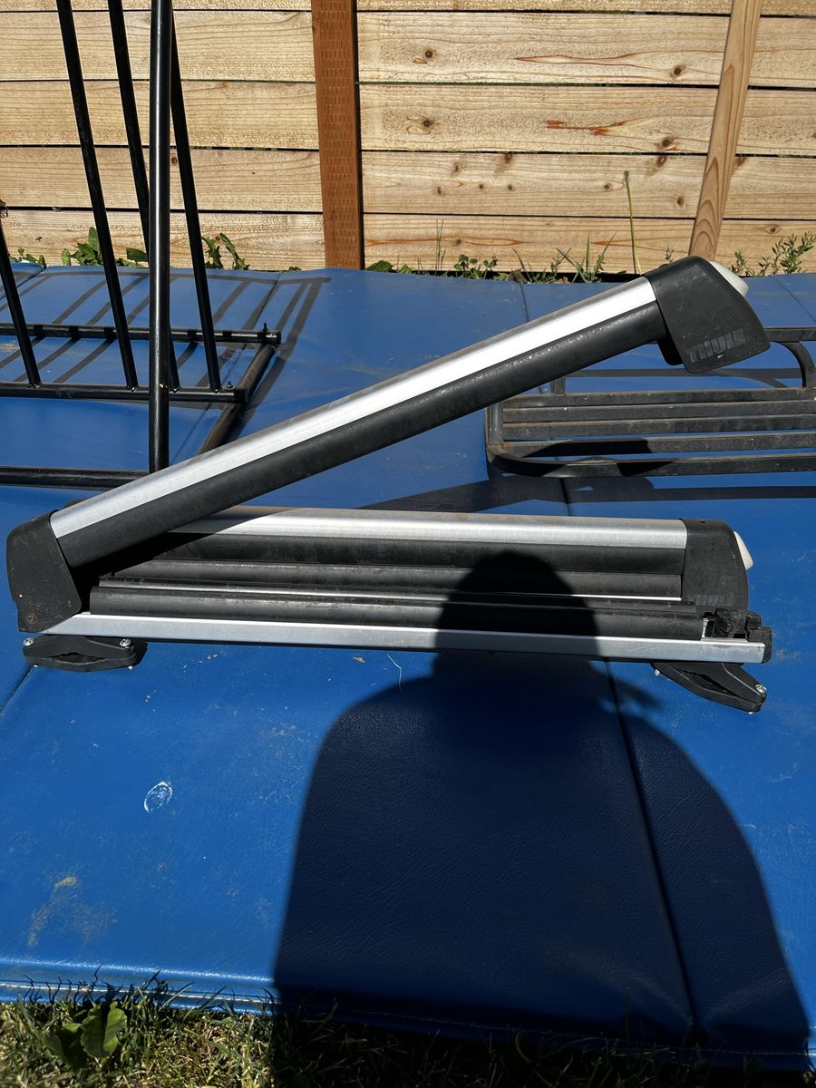 Thule Ski and Snowboard Rack - Car Top Mount Carrier