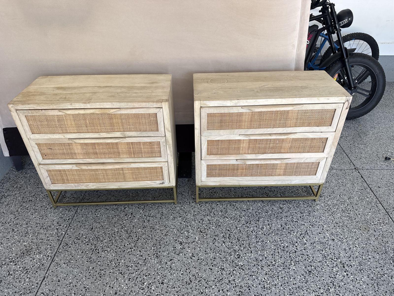 2 Bedside Tables/Nightstands