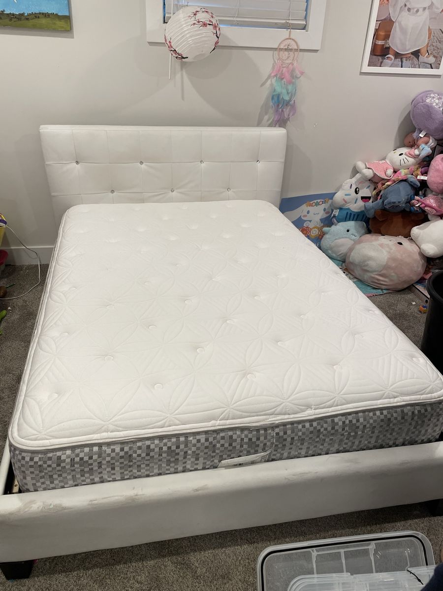 Cute Tufted Full Size Bed with Mattress