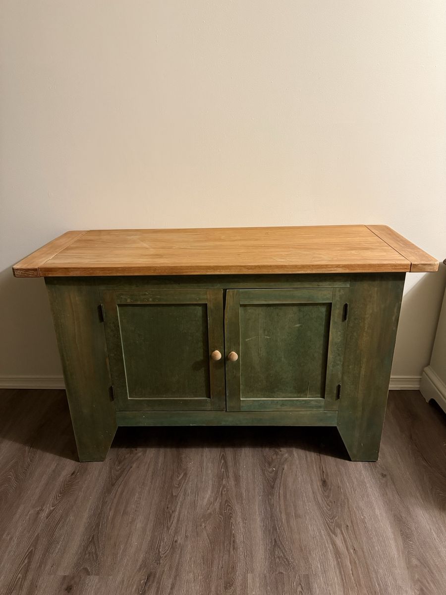 TV Stand/Entertainment Center/Cabinet