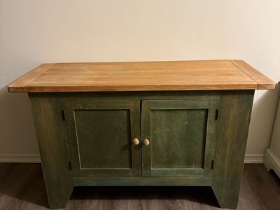 TV Stand/Entertainment Center/Cabinet