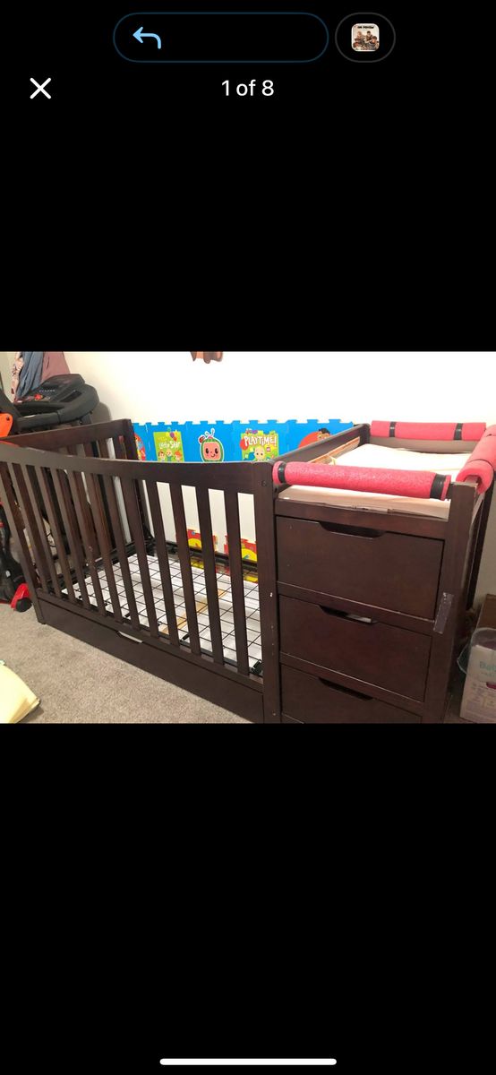 Crib/Changing Table With Drawers