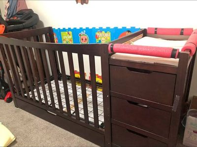 Crib/Changing Table With Drawers