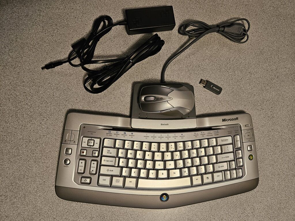 Microsoft Wireless Entertainment Desktop 8000 - HTPC Rechargeable Wireless Backlit Keyboard/Mouse