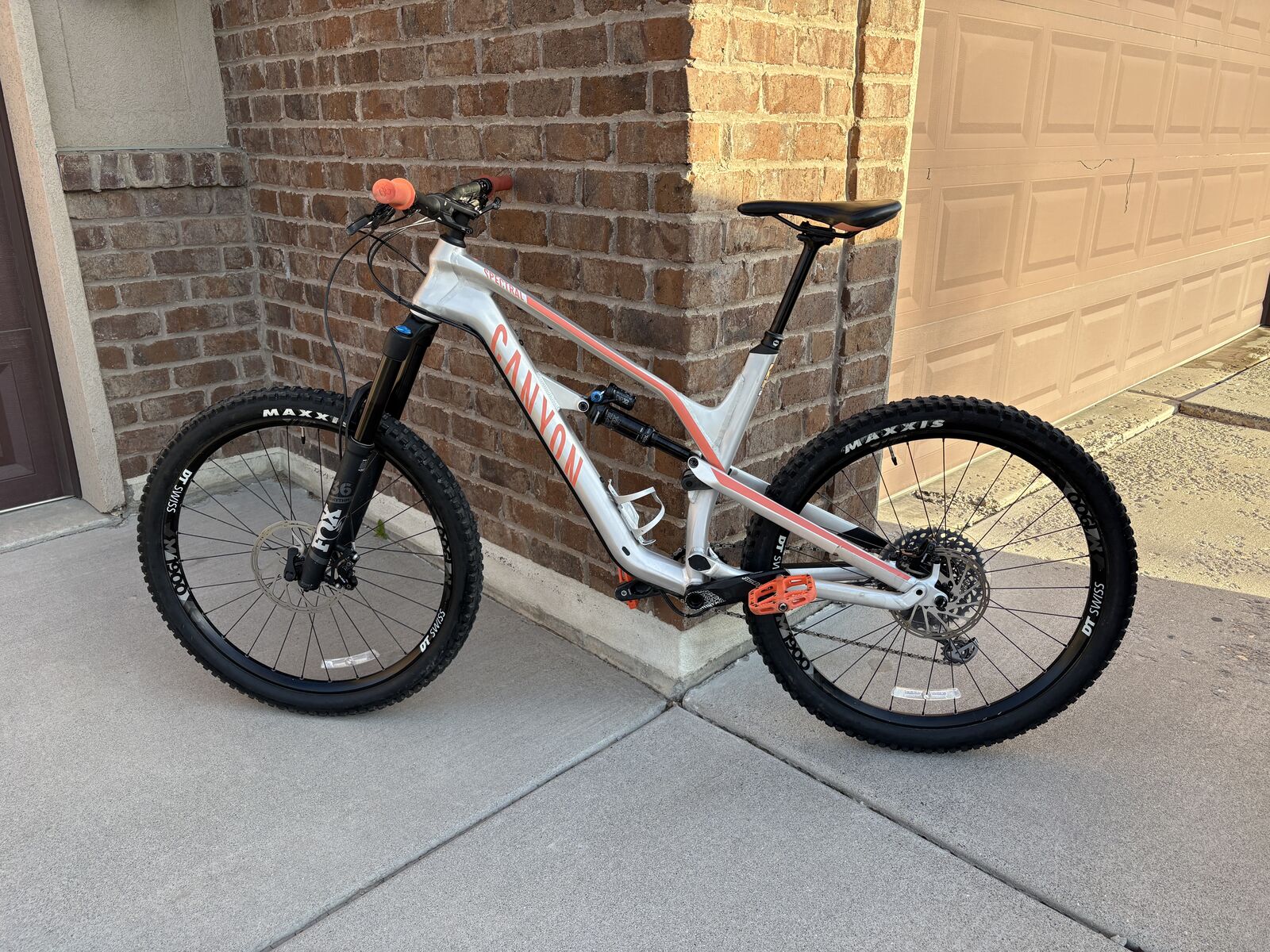 2019 Canyon Spectral Mountain Bike (Large)