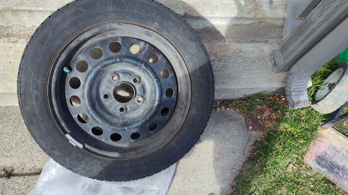 Hyundai 16 inch rims and hubcaps