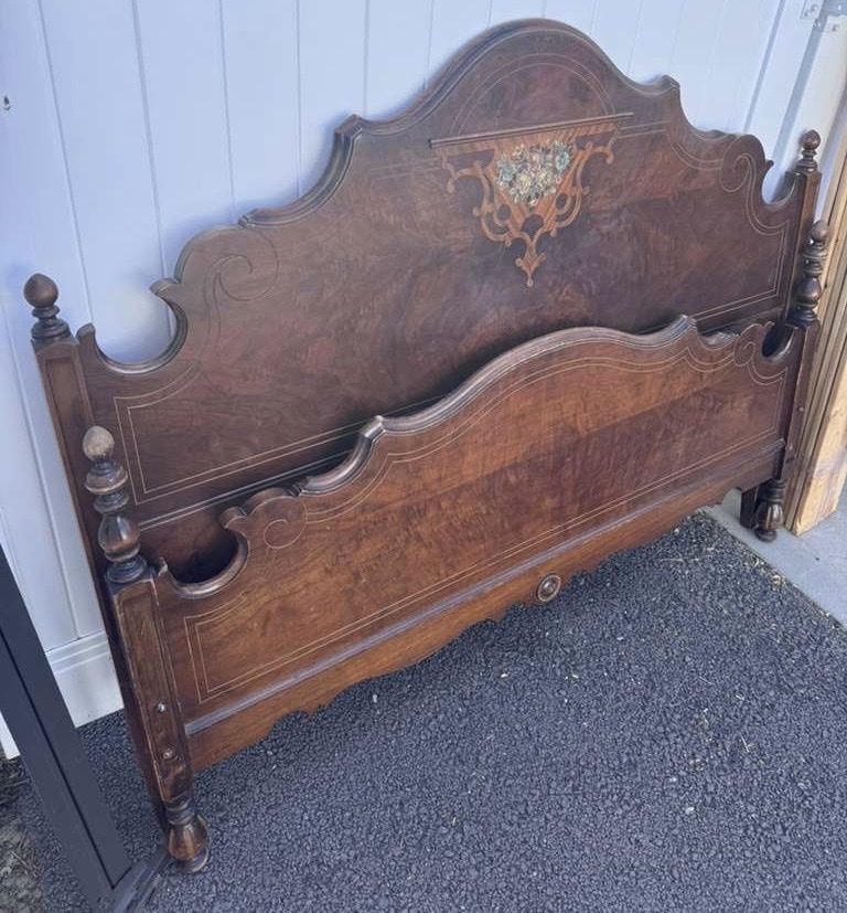Queen bedframe