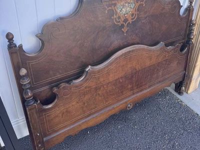 Queen bedframe