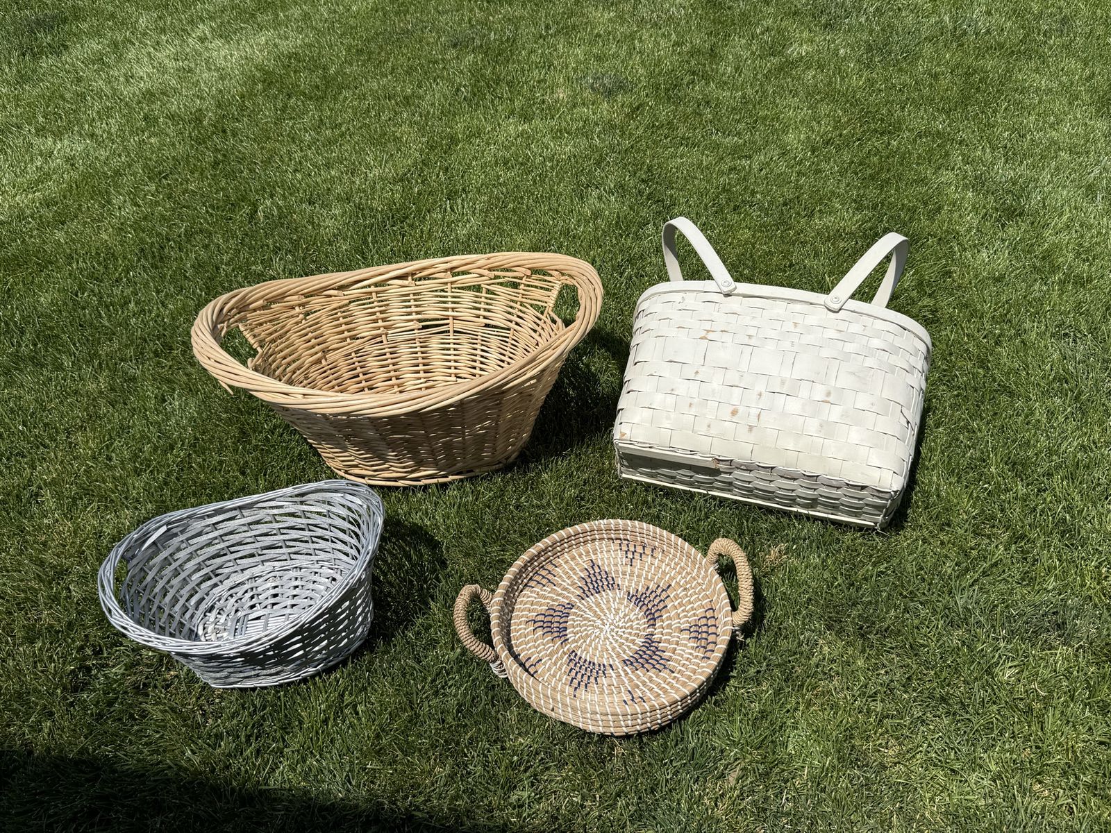 Assortment of vintage wicker baskets set of 4! Lot 2