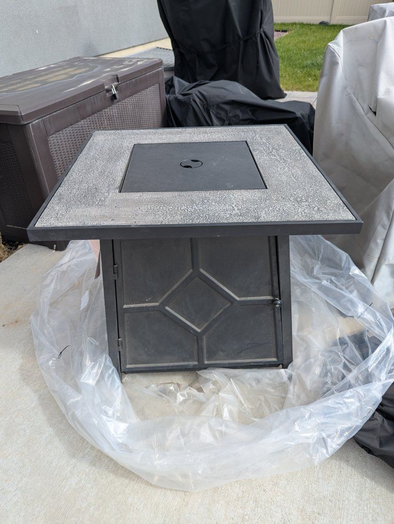 Fire table - New - 28"x28"x25" with cover