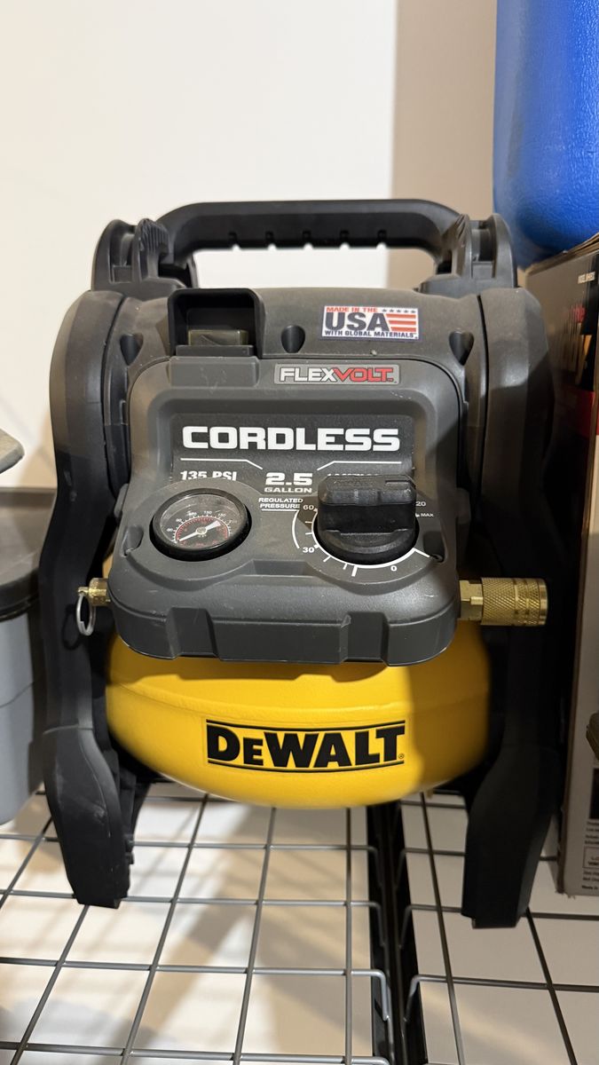 Dewalt Flexvolt 2.5 Gal 135 psi air compressor