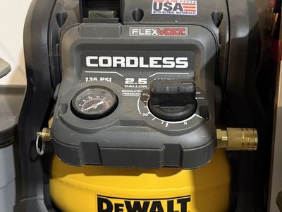 Dewalt Flexvolt 2.5 Gal 135 psi air compressor