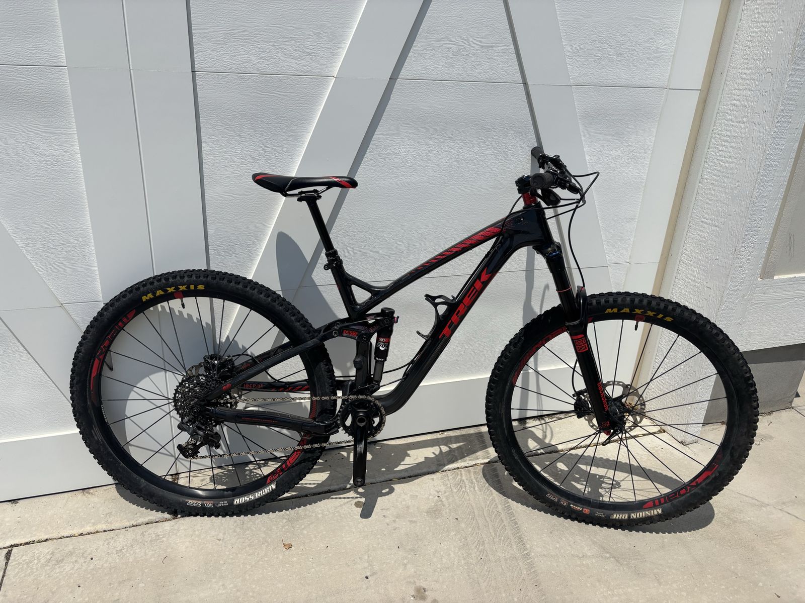 Trek Remedy 9.8 29er Full Suspension Mountain Bike - Fox Re:Aktiv Shock, Maxxis Tires