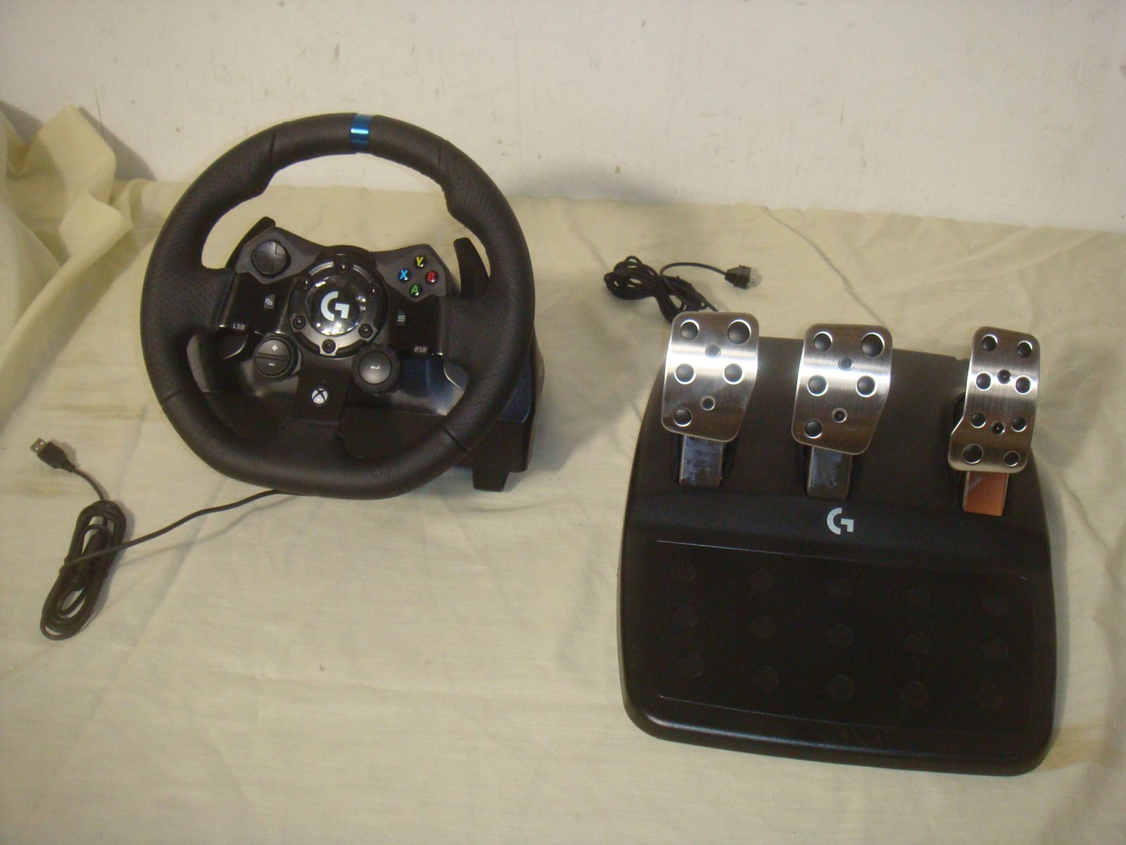 LOGITECH G923 RACING WHEEL AND PEDALS FOR XBOX ONE AND PC