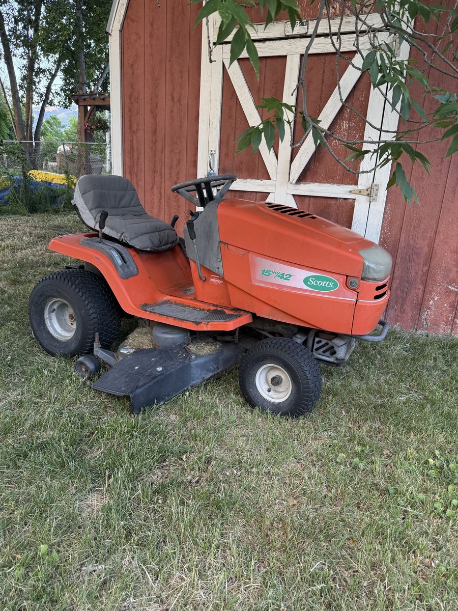 Riding lawnmower