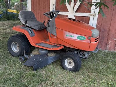 Riding lawnmower